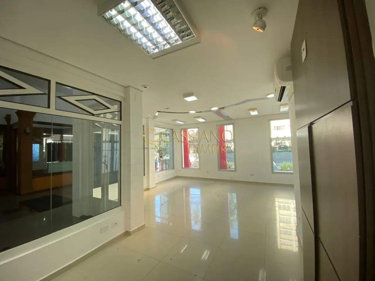 Loja comercial para venda e locação de 80m² | 02 banheiros e 06 vagas de garagem | Edifíci