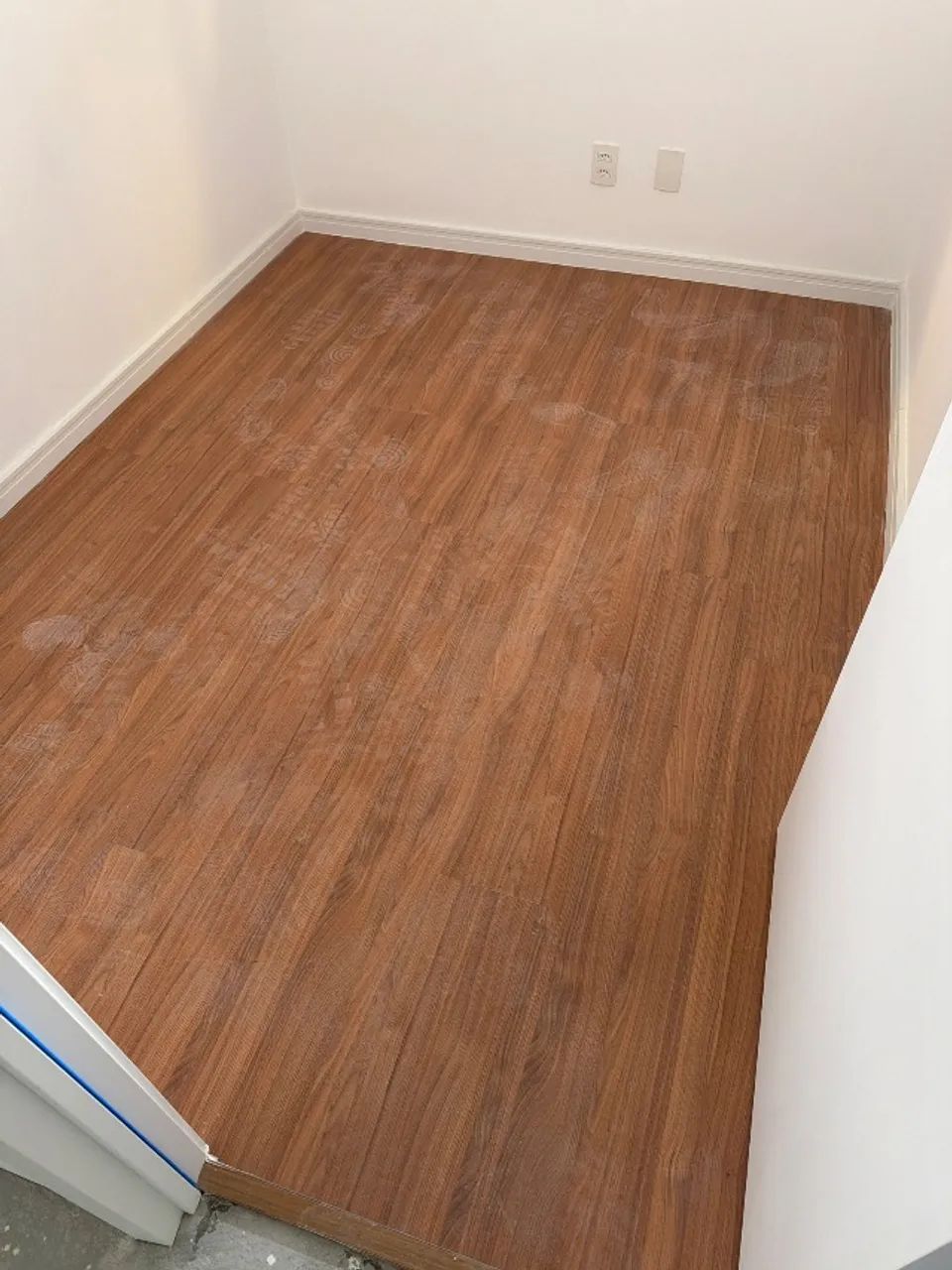 PISO LAMINADO COM RODAPÉ DE MADEIRA