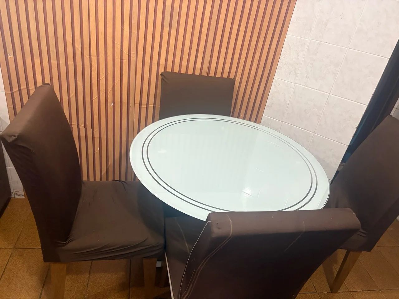 Mesa de vidro redonda com cadeiras