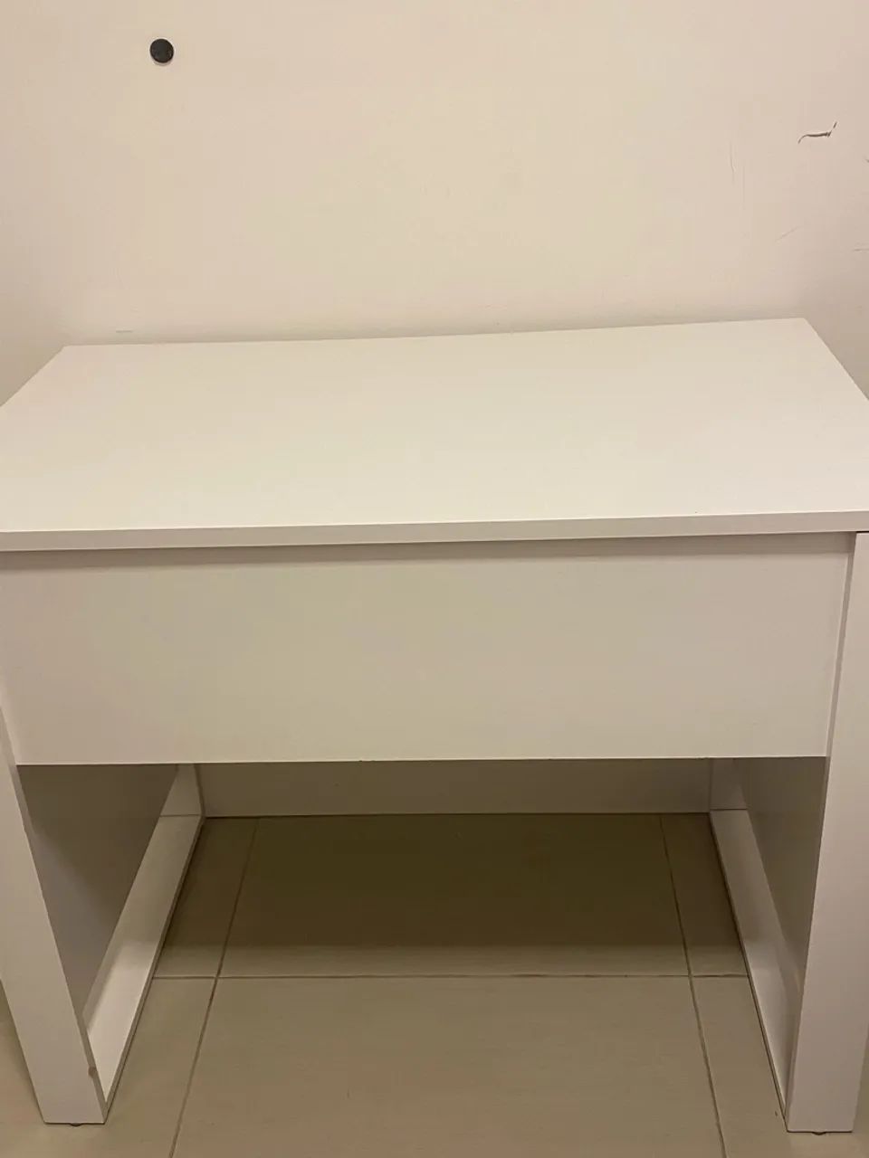  Escrivaninha branca - R$ 150,00