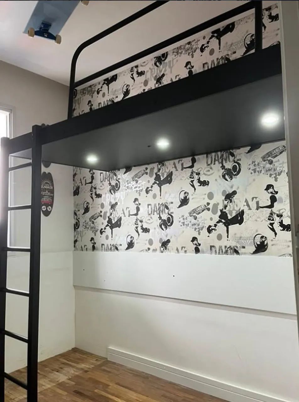 CAMA SUSPENSA  COM LEDS