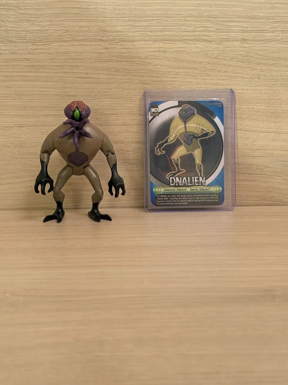 DNALien Ben 10 UAF - Acompanha Réplica da Card