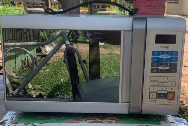 Vendo microondas em perfeito estado, funcionando perfeitamente no precinho! - Foto 2