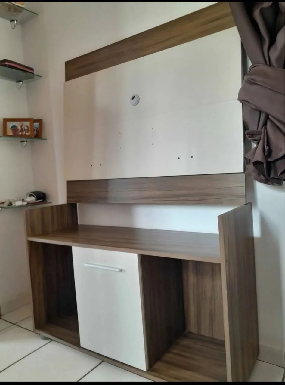 Raquer com painel de TV