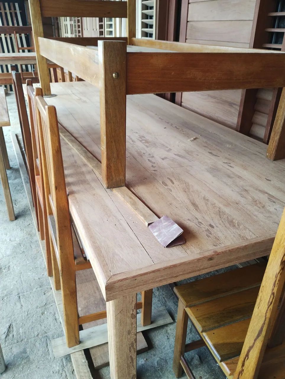 Mesa de madeira pura (só a mesa).