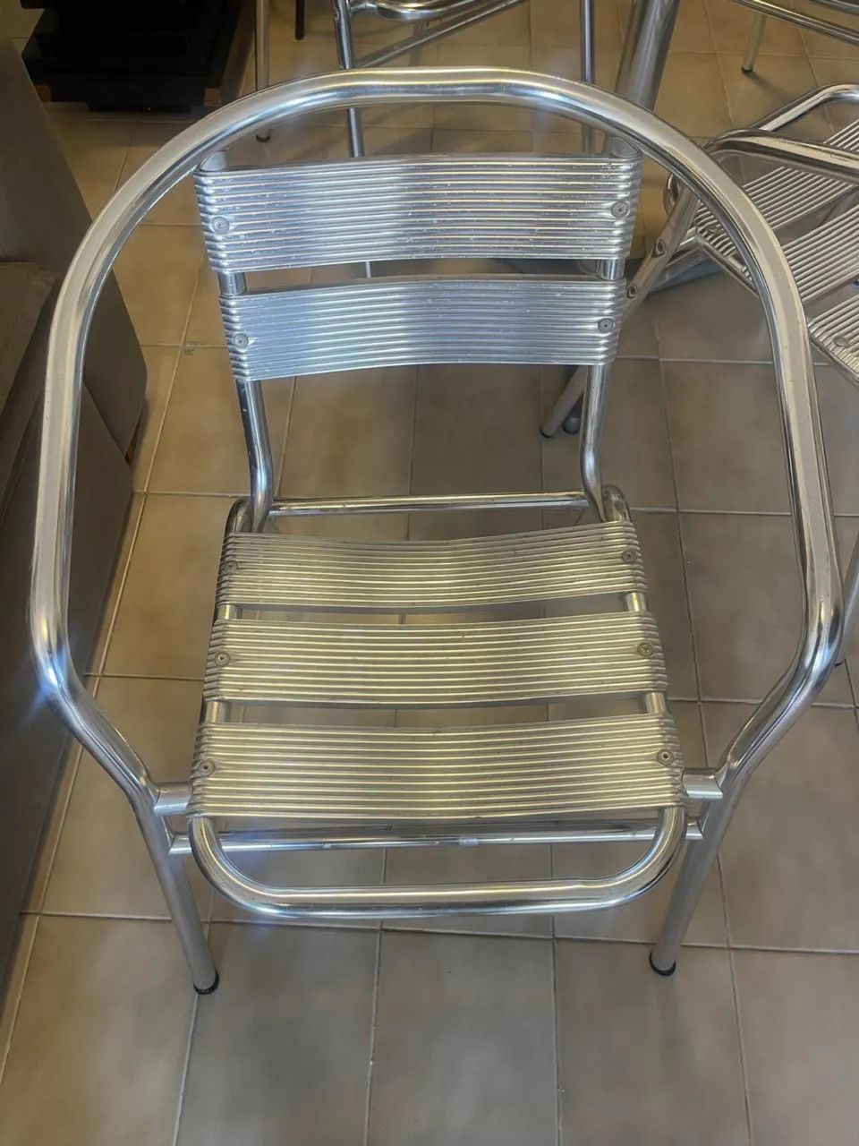 Conjunto Mesa Redonda + 4 Cadeiras em Alumínio - Ótimo Estado - Foto 4