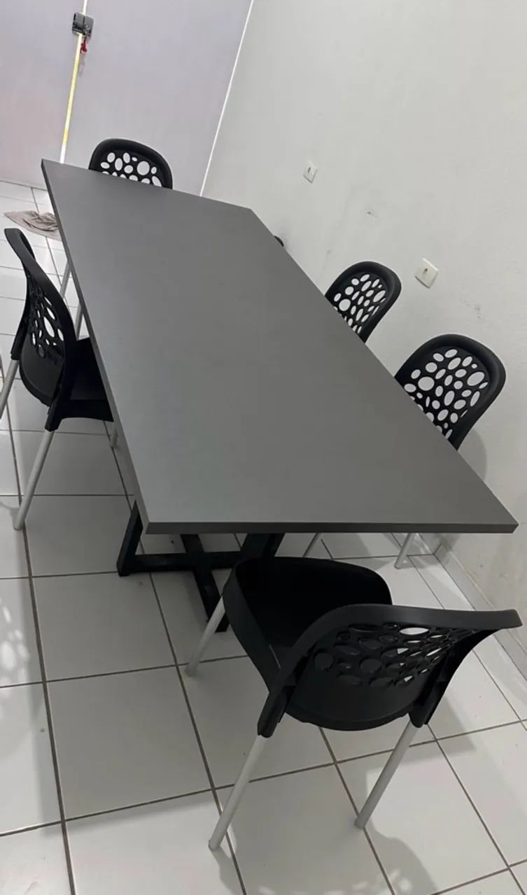 Mesa de escritório com cadeiras