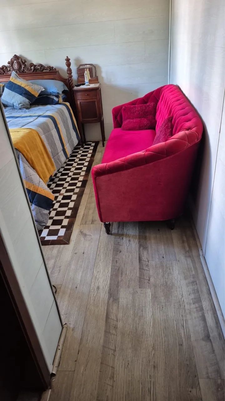 Sofá Clássico em Veludo Vermelho - Sofisticação e Conforto - Foto 4