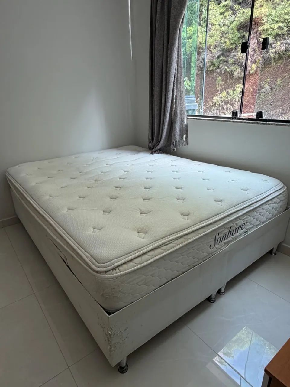 Cama box queen usada 