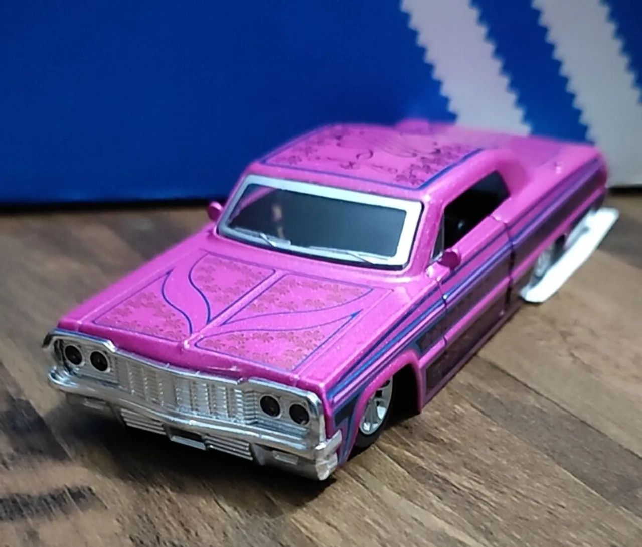 Impala 1964 Low Rider pink escala 1:38