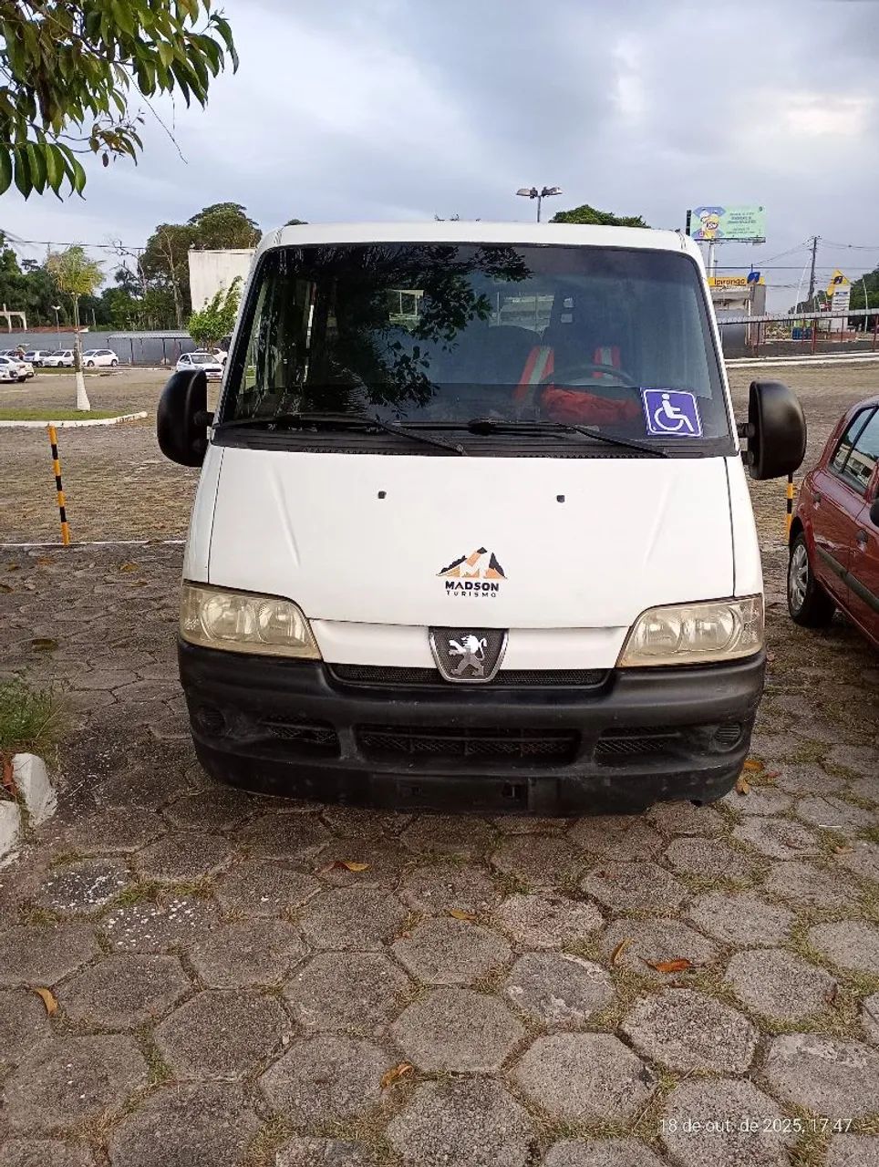 Freta-se  Van e ônibus (Madson Turismo) - Foto 2