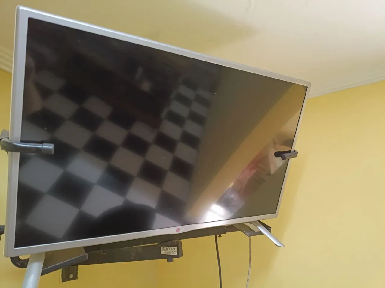 TV LG 32 Led Branca com base de mesa - Foto 3