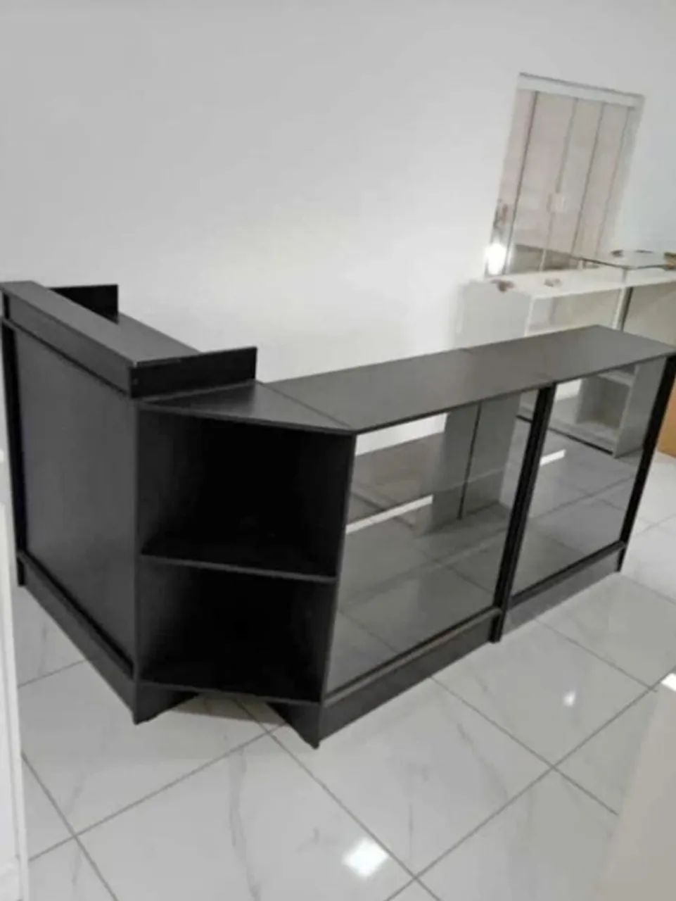 Balcão de Atendimento e Recepção em L com Vitrine para Loja/Comércio 