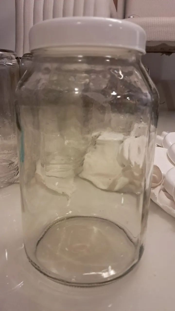Vendo vidros 3.250 ml, com tampa material em plástico.