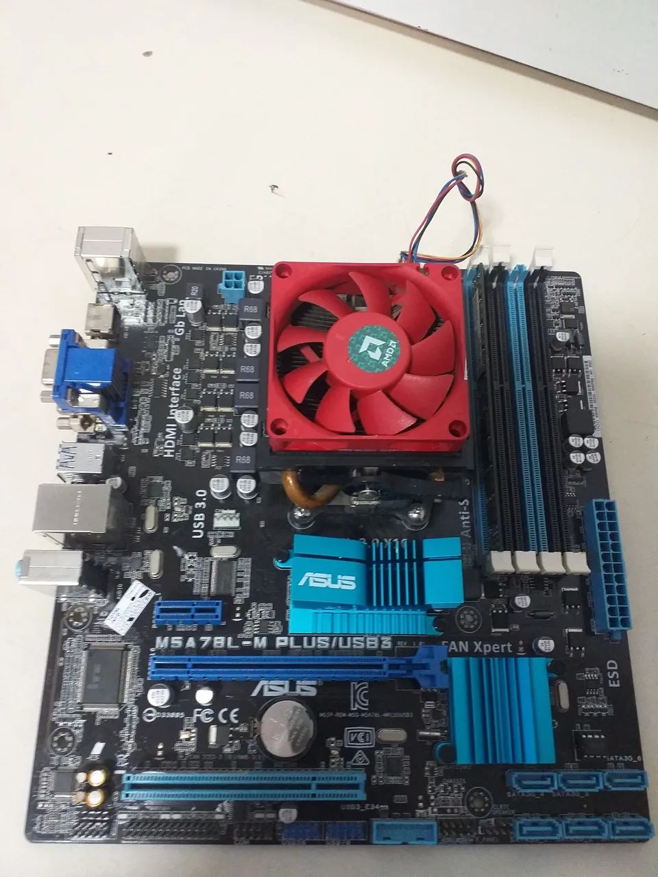 Placa mãe Asus com processador fx 6100 e 4 G de memória 
