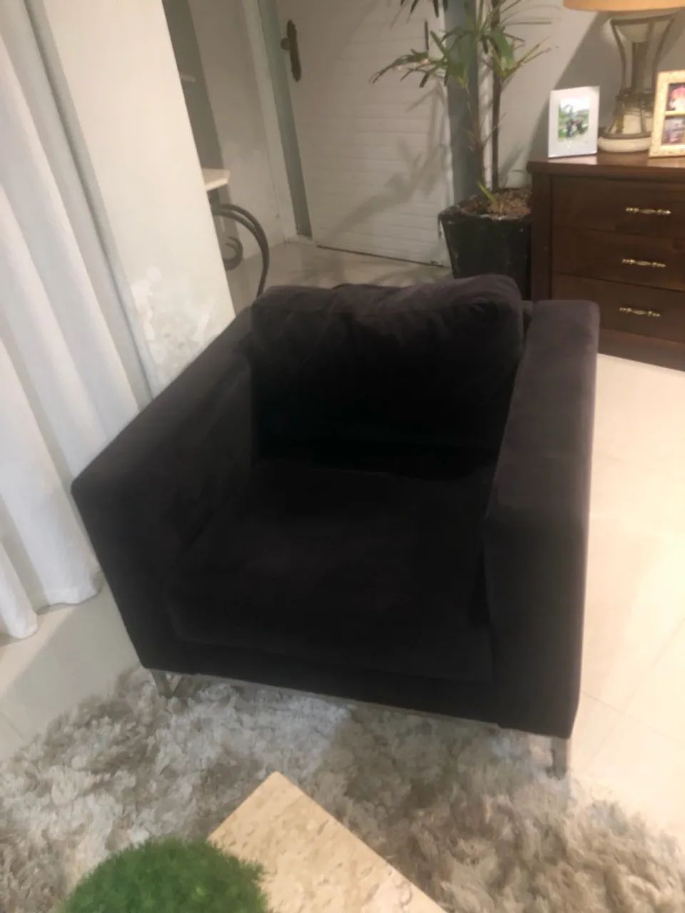 Poltrona Preta Moderna - Base Cromada - Design Sofisticado