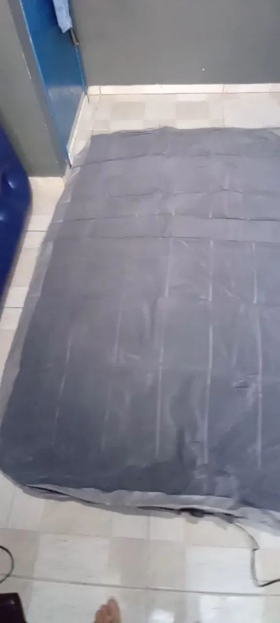 Colchão inflável Queen marca Intex com Bomba embutida e automática - Foto 2
