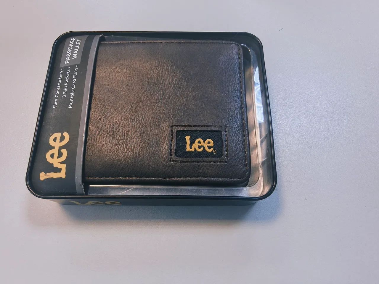 Carteira masculina marca Lee.