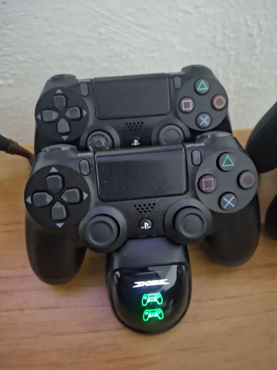 Ps4 slin 1tb impecável 2 DualShock, base de carregamento e base vertical do comsole - Foto 2