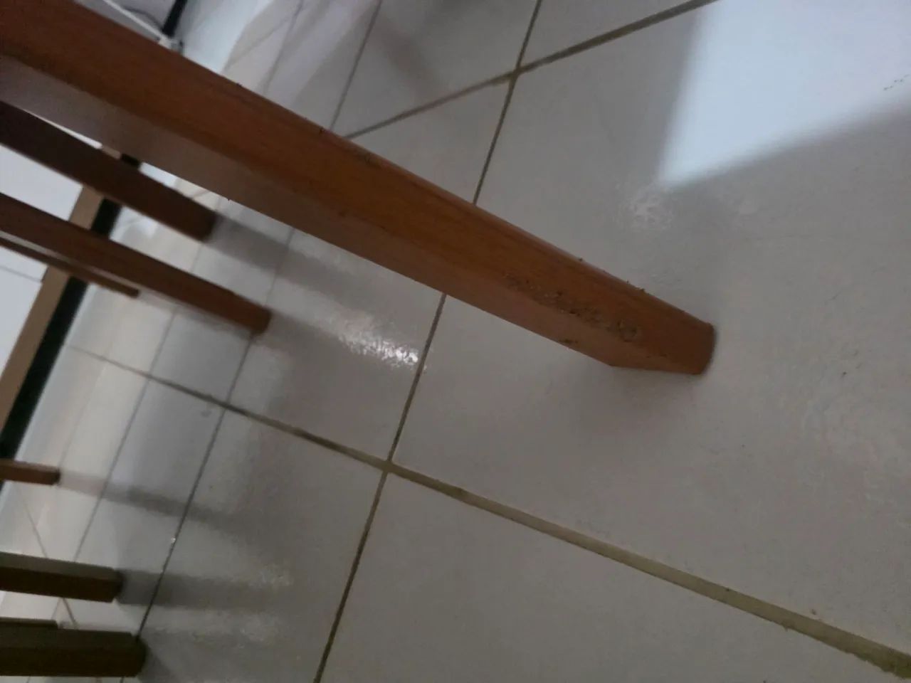 VENDO MESA DE JANTAR COM 4 CADEIRAS - Foto 4