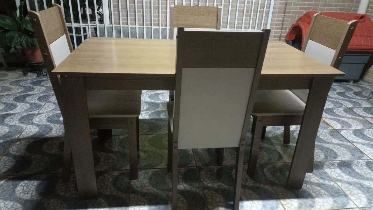 Mesa de madeira 4 cadeiras  - Foto 2