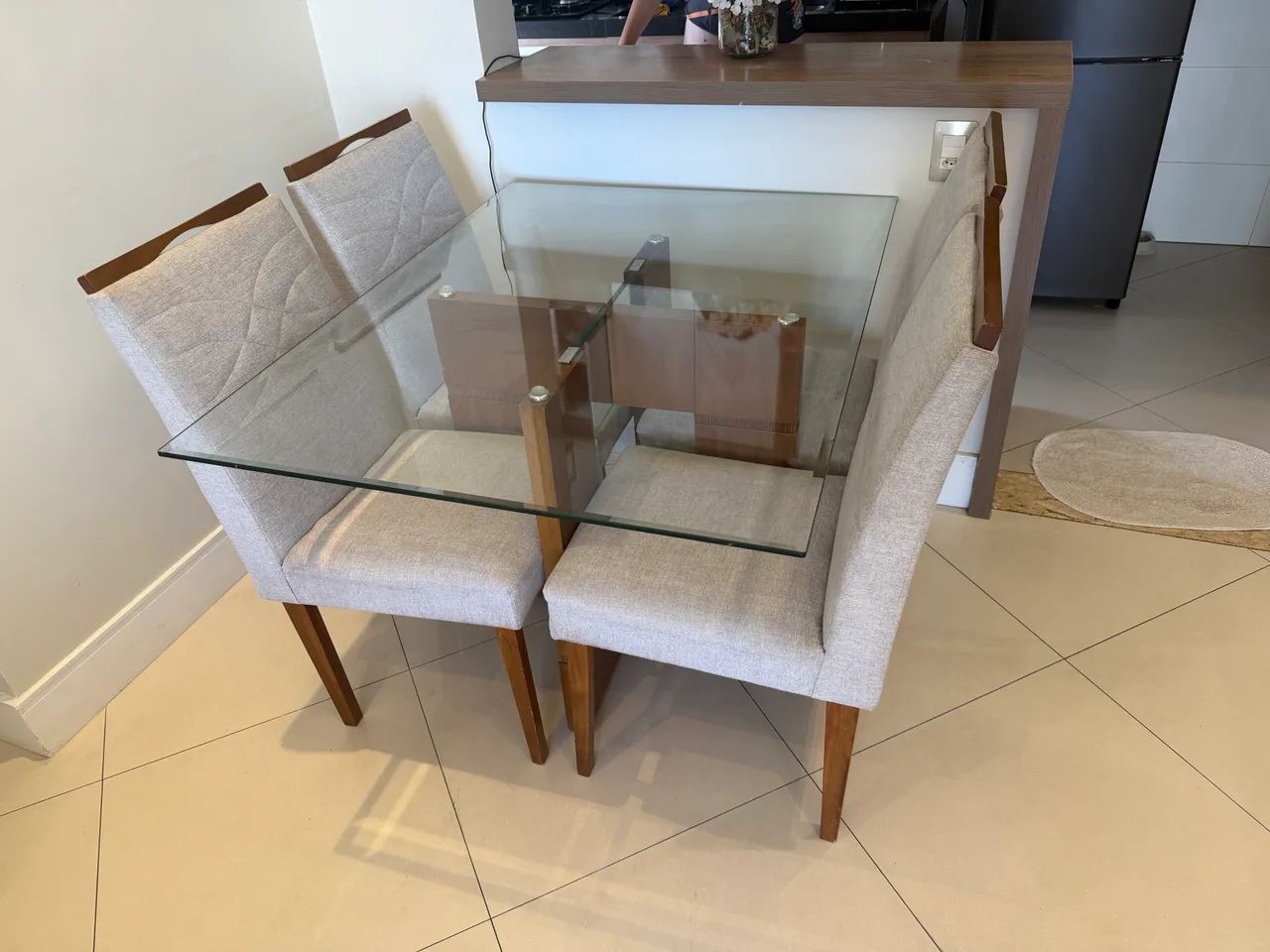 Vendo mesa  de vidro com 4 cadeiras - Foto 2