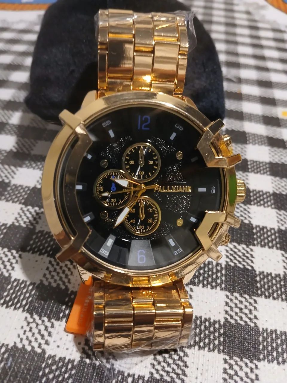 Vendo relógios pallyjane dourado com fundo preto. 