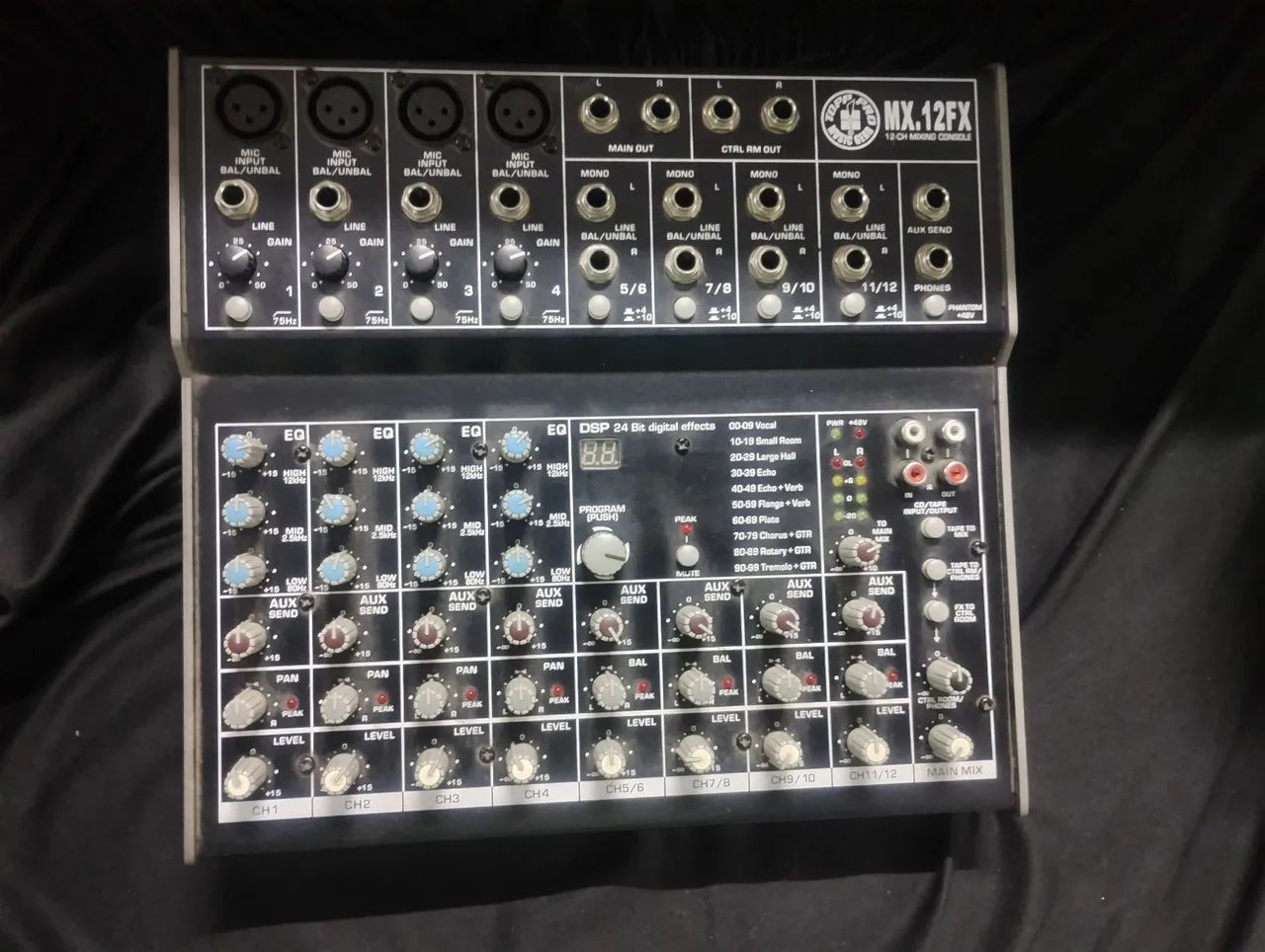 Mesa de som 12 saídas 