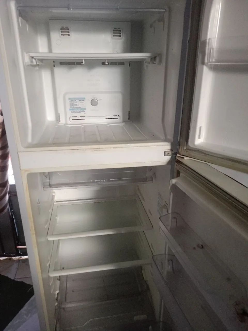 Vendo geladeira funcionando perfeitamente,ela e 220  - Foto 3