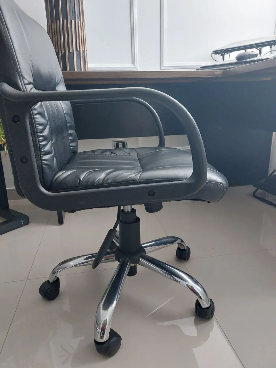 Mesa com cadeira de escritório  - Foto 4