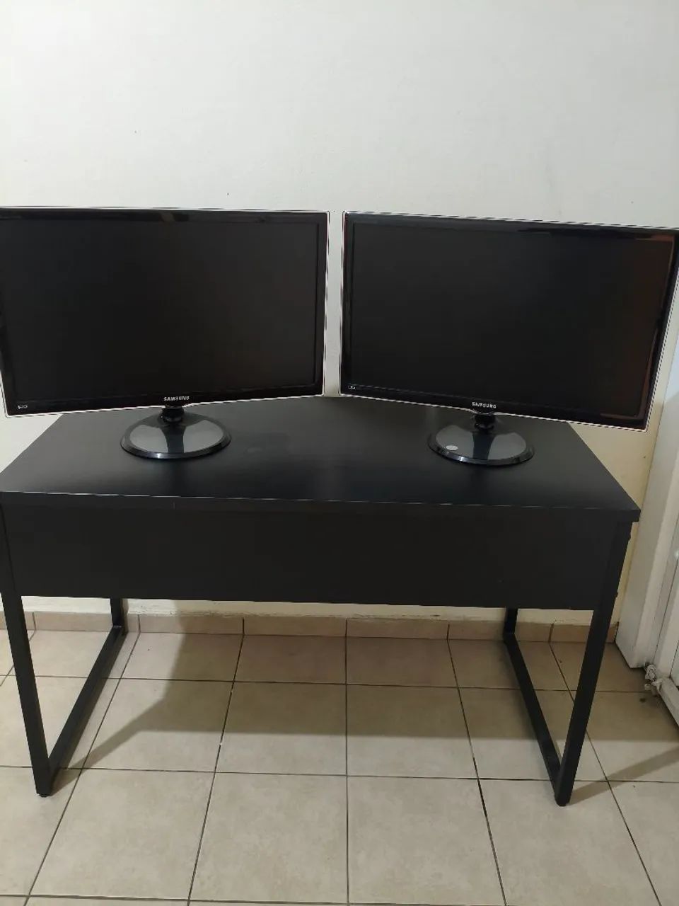 Monitores Samsung e uma mesa de Escritório 