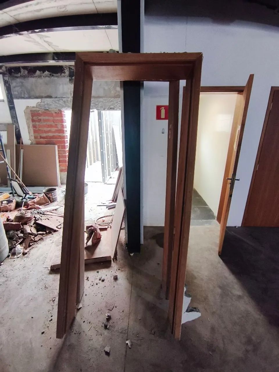 Blocos de cimento e restos de obra - Foto 5