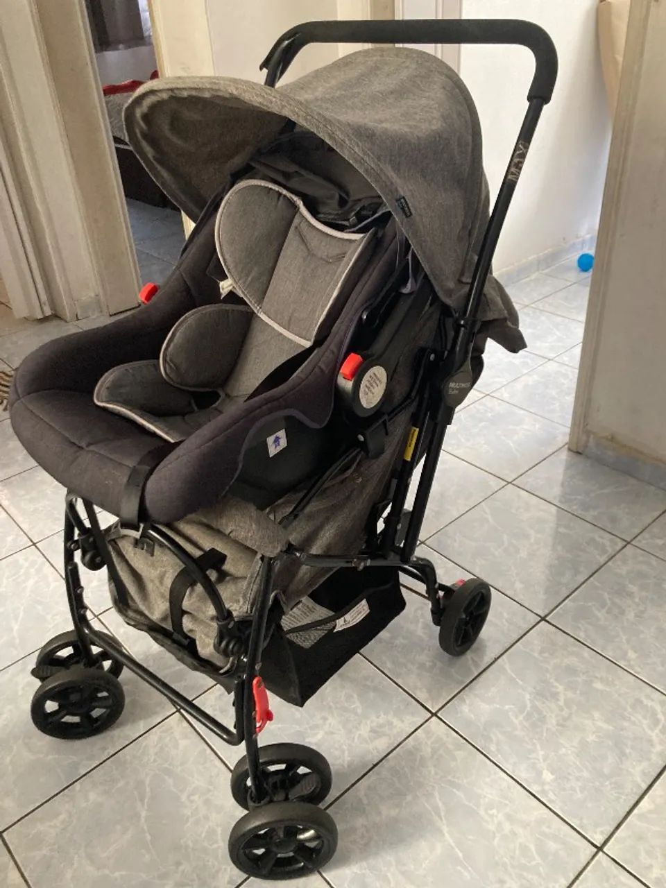 Carrinho de bebê e bebê conforto