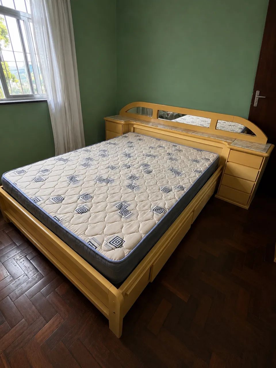 Cama de casal + espelho 