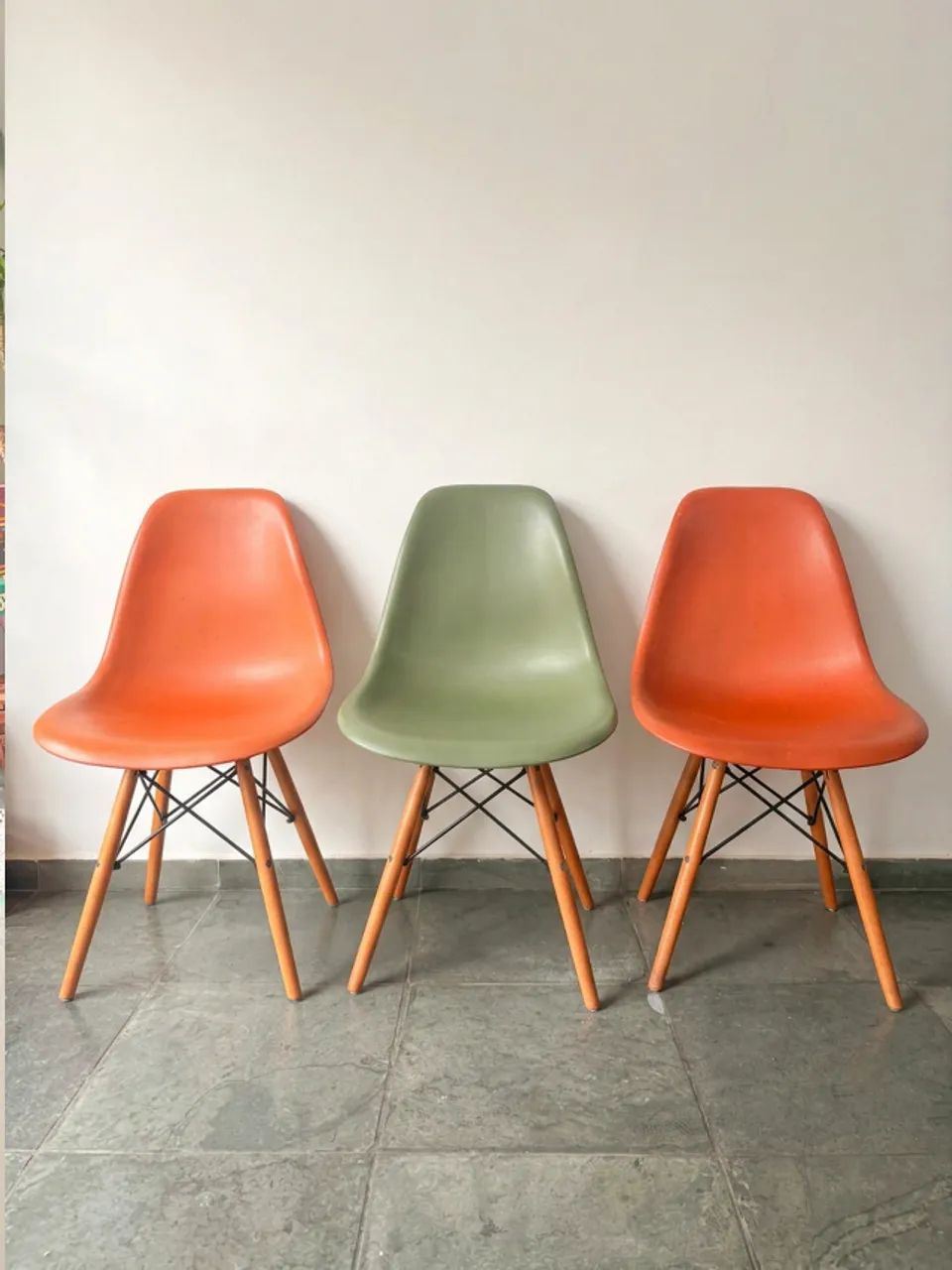 3 Cadeiras Charles Eames Eiffel - Tons Terrosos (Verde e Terracota) - Base Madeira 