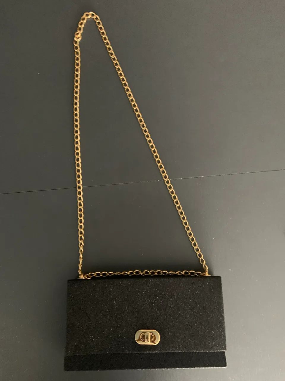 Bolsa preta com brilho e alças douradas  - Foto 3