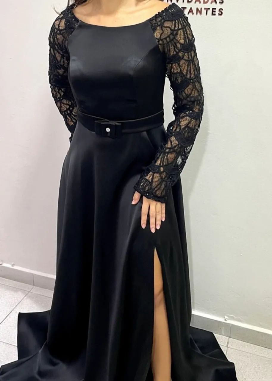 Vestido preto com mangas de renda