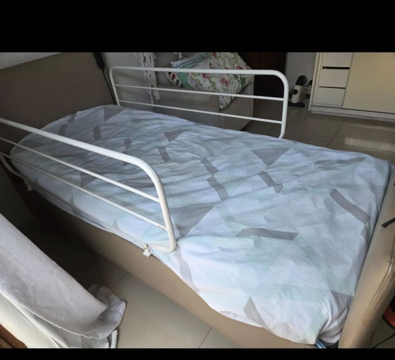 Cama hospitalar automática com vários movimentos e acessórios  - Foto 3
