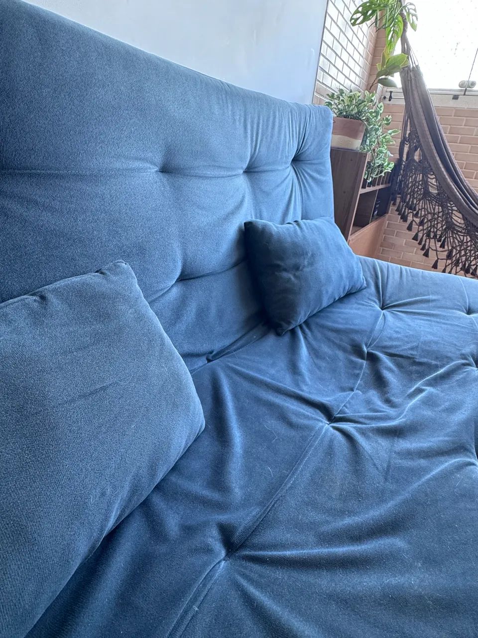 Sofá-Cama Retrô 3 Lugares Azul com Pés de Madeira - Foto 2