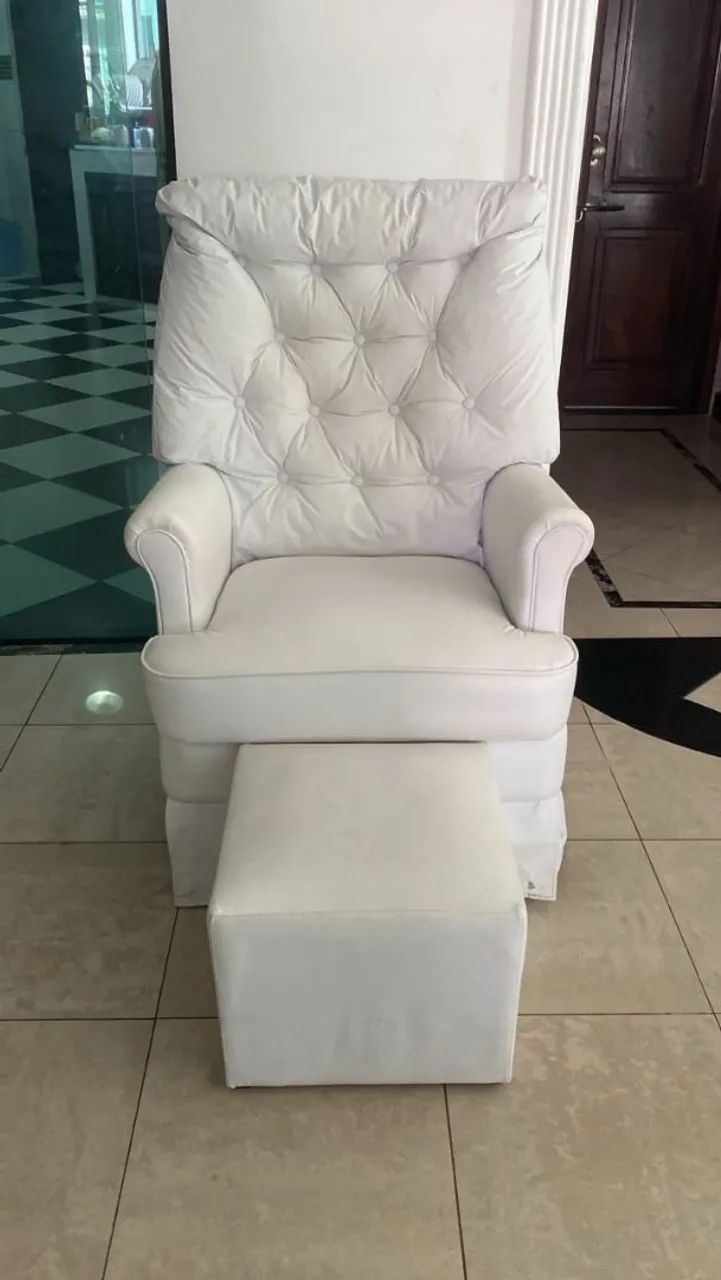 Poltrona de amamentação com puffe 