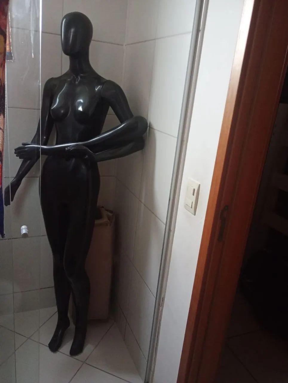 Vestiário com cortina e manequim
