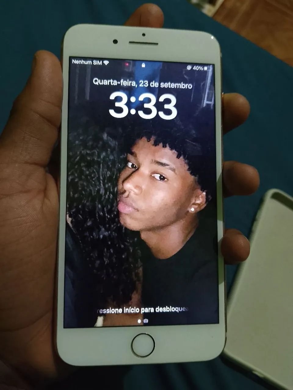iPhone 8 plus em perfeito estado só com trinco na traseira  - Foto 3
