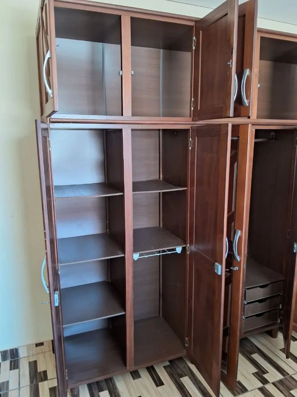 Guarda roupa 6 portas com espelho - Foto 4