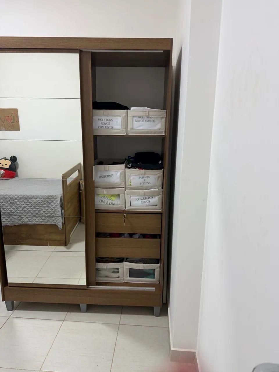 ? GUARDA-ROUPA COM PORTAS DE CORRER E ESPELHO - SOLTEIRO  - Foto 2