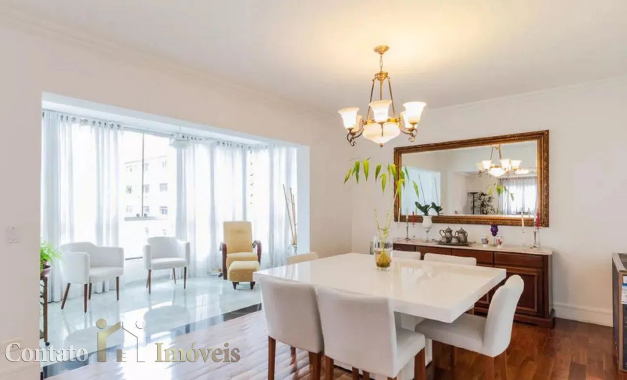 Apartamento a venda em Moema com 272m², 3 suítes e 5 vagas.