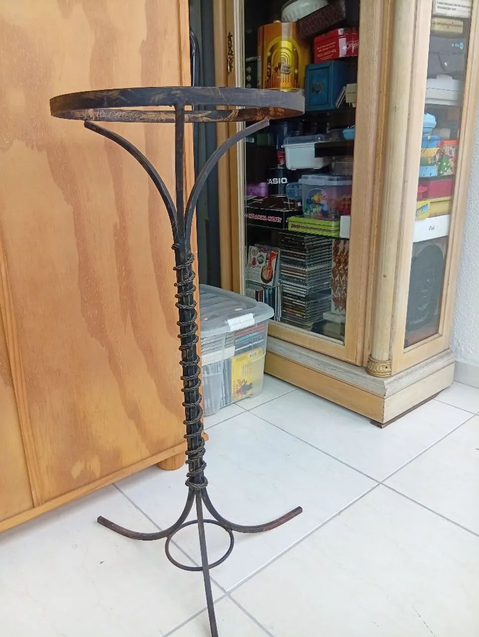 Antiga base de suporte com design clássico em ferro maciço 