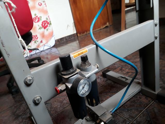 Máquina prega botão