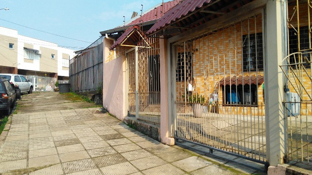 Duas Casas 4 dormitórios frente 2 Ruas estac 8 carros Junto Planalto - Foto 14