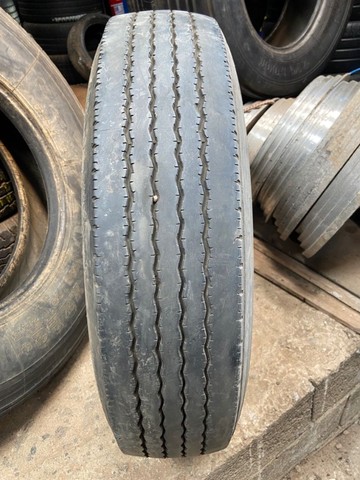 Pneu 8.5r17.5 hankook meia vida sem defeitos (não é riscado)
