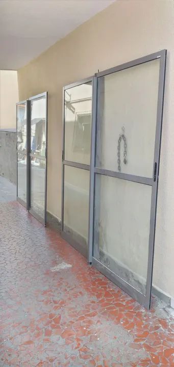 Porta de correr 2 folhas tenho 3 iguais completas com todos trilhos. - Foto 4